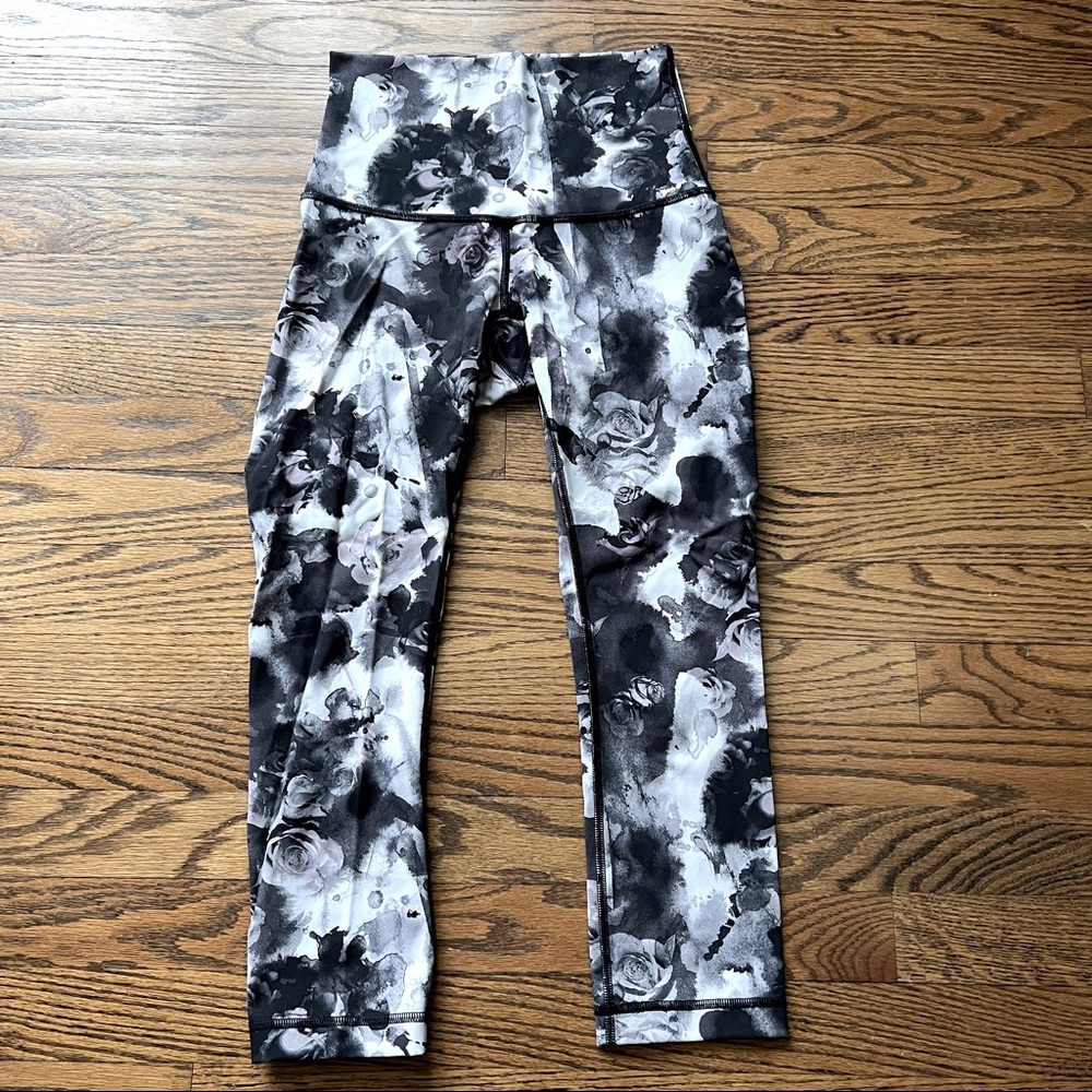 Lululemon Black, White and Grey Floral Leggings Size 4